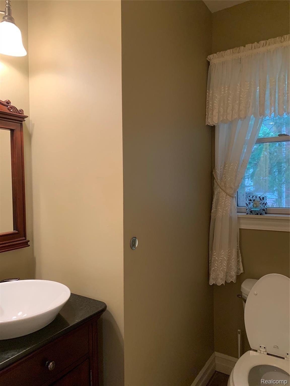 338 Ridge Road Grosse Pointe, MI 48236 - Photo 12 of 54 IMG_3734.JPG