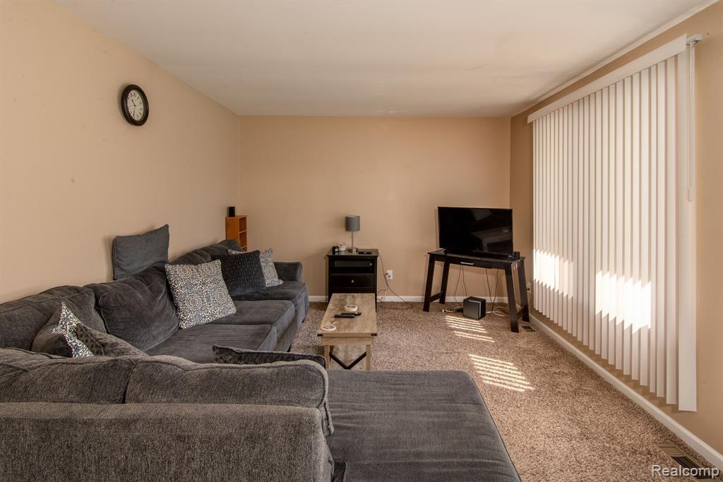 14280 North Road Fenton, MI 48430 - Photo 6 of 29 Gallery Image 6
