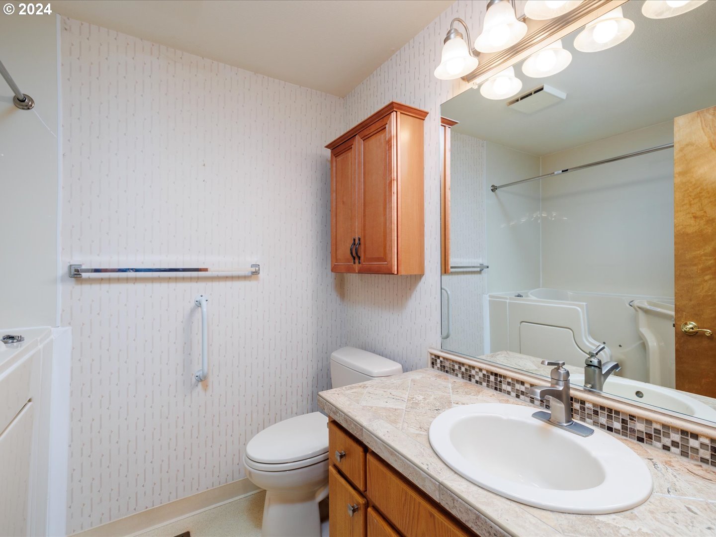12641 Southwest Overgaard Street Portland, OR 97224 - Photo 18 of 27 Bathroom