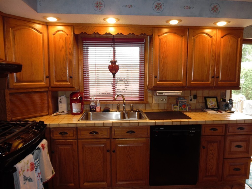 15 Hadley Street Springfield, MA 01118 - Photo 14 of 30 Gallery Image 14