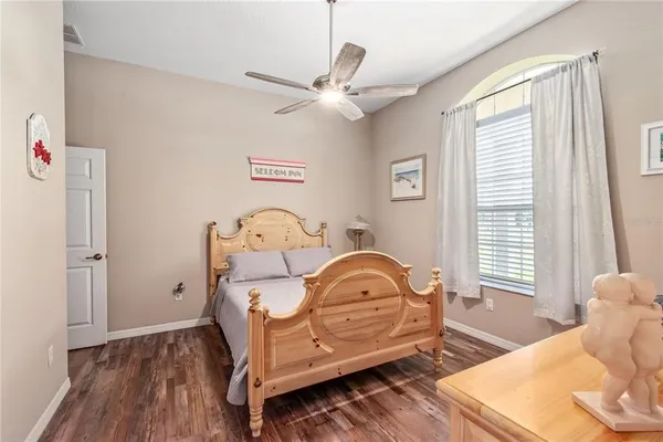 a view of a house with backyard