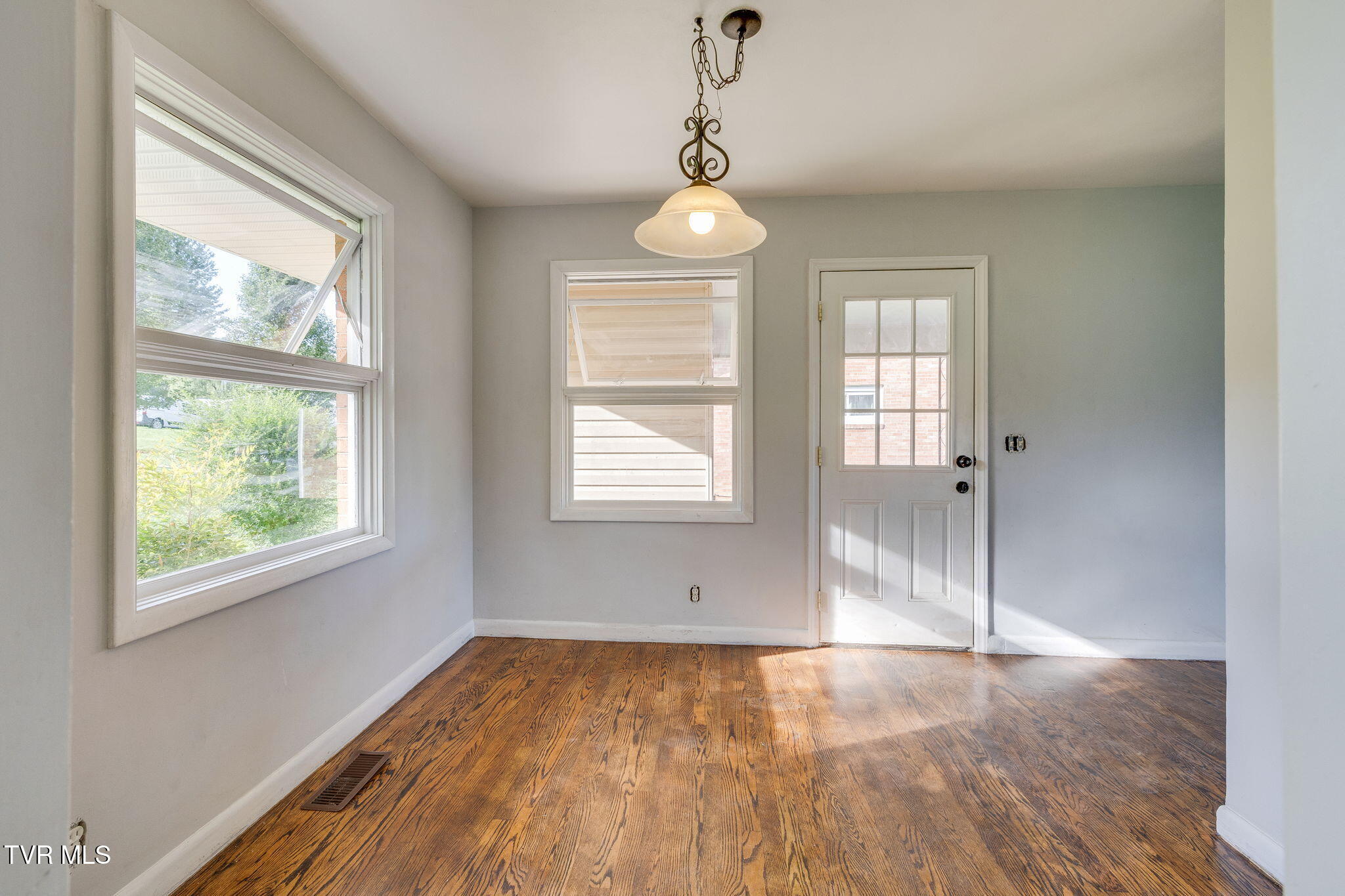 412 Colonial Heights Road Kingsport, TN 37663 - Photo 11 of 29 012