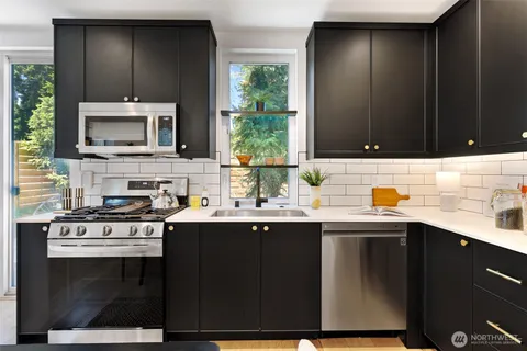 $825,000 | 527 B Northeast 89th Street, Seattle, WA 98115