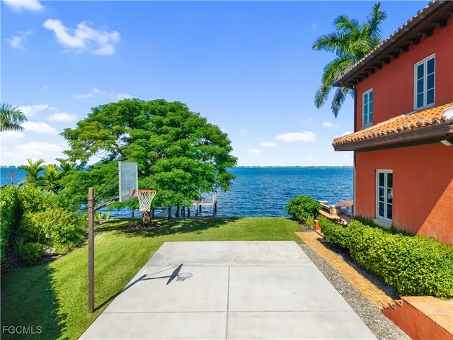 a view of a house with a backyard