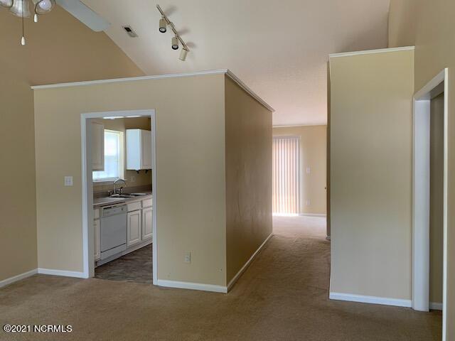 2946 Flint Ridge Road Greenville, NC 27834 - Photo 4 of 22 Kitchen easily serves drinks/snacjs in the living room & meals in the dining room