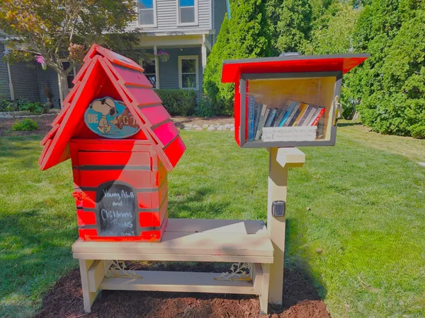 a sign that is on the side of the building