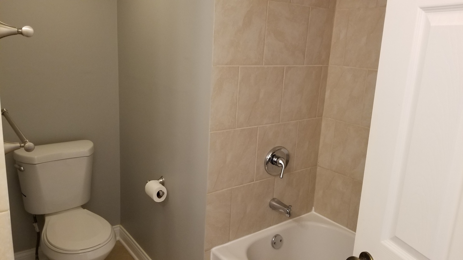 406 East Kensington Road, Unit C Mount Prospect, IL 60056 - Photo 16 of 22 a white toilet sitting next to a bath tub