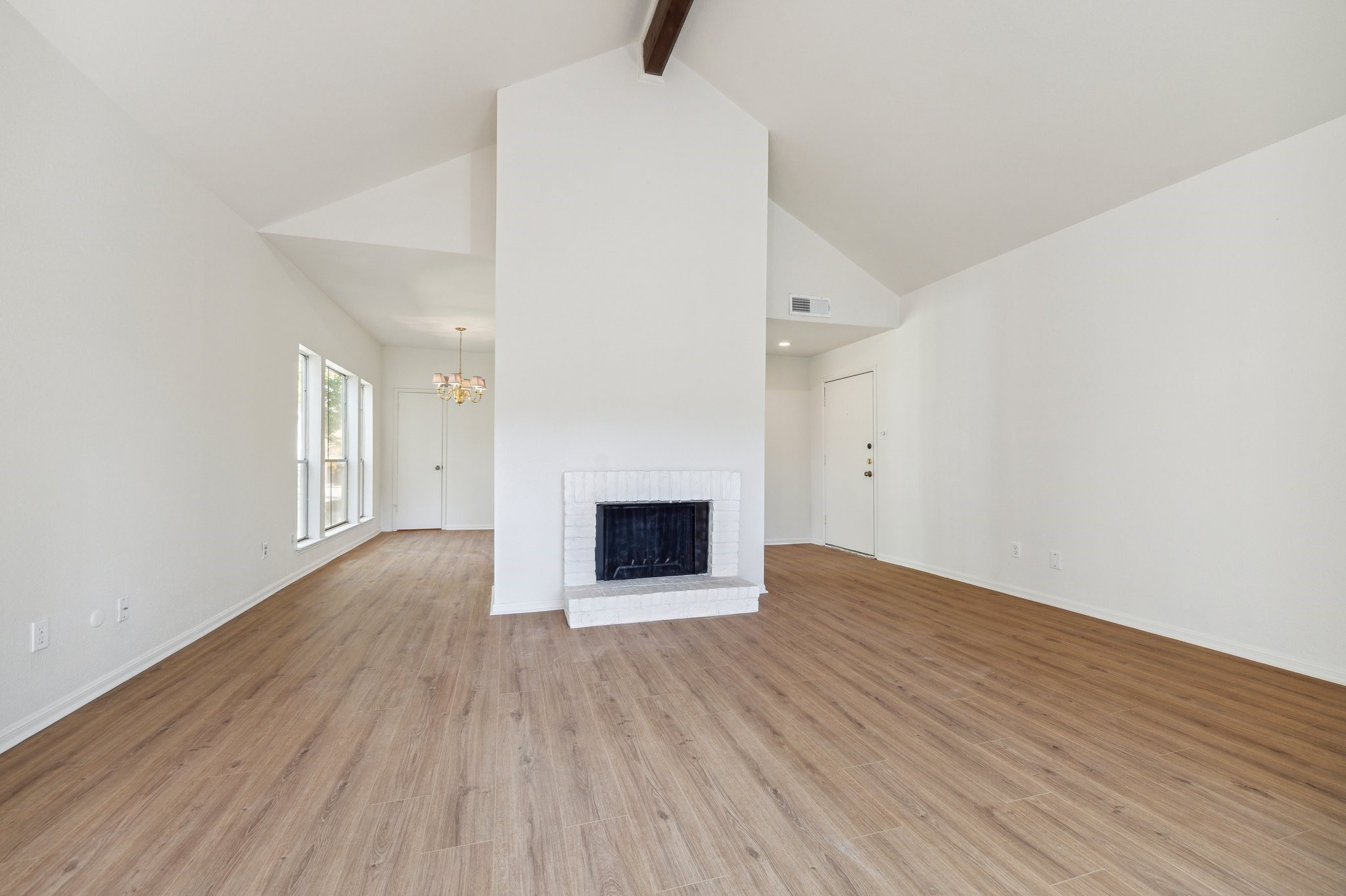 2100 Tanglewilde Street, Unit 514 Houston, TX 77063 - Photo 4 of 22 a view of an empty room with wooden floor and a window