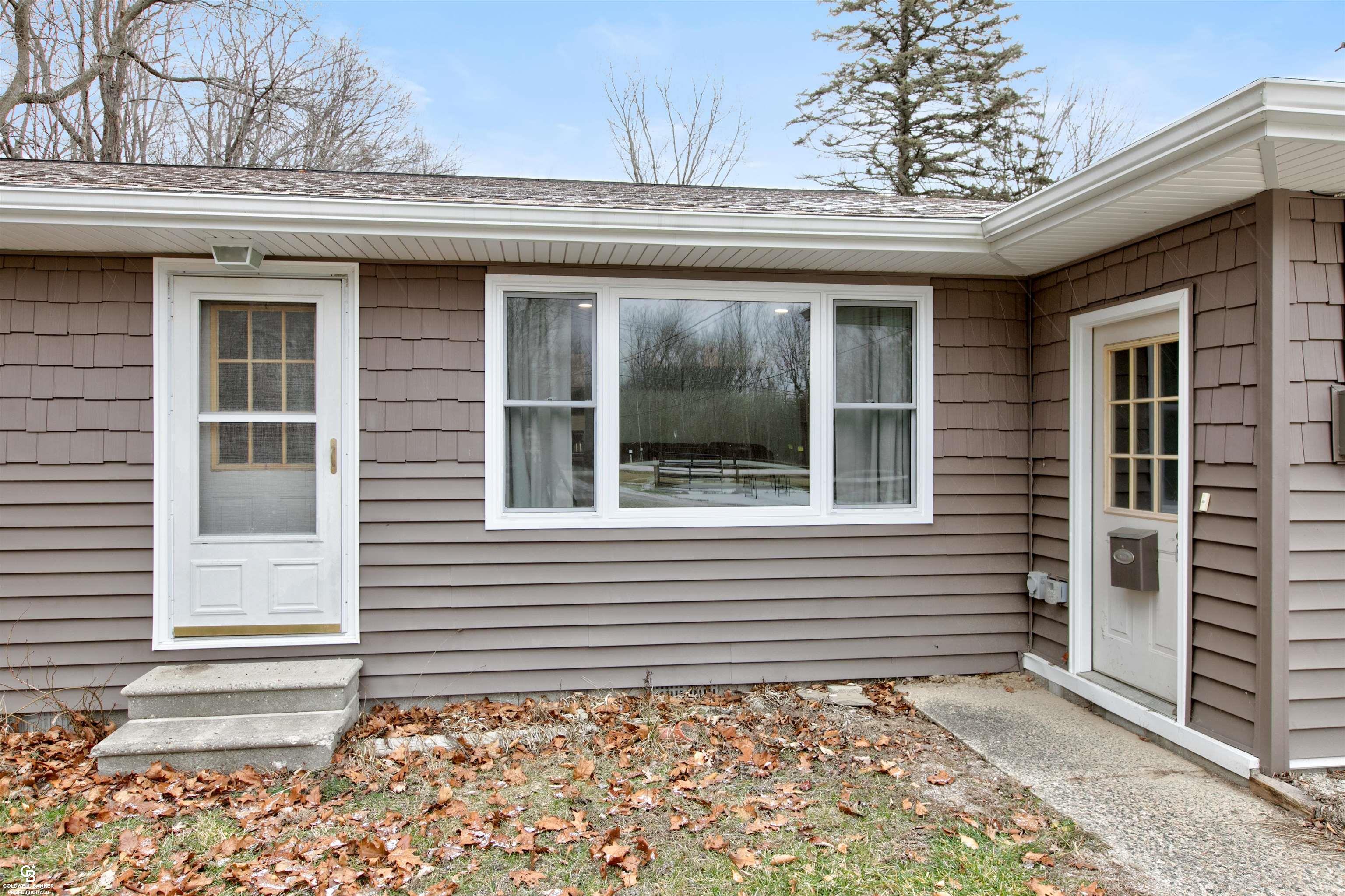 5258 Fitzgerald Road St. Clair, MI 48079 - Photo 2 of 21 50163327-dfc04eed-cc36-4aec-b82f-8a4d64c184eb.JPG