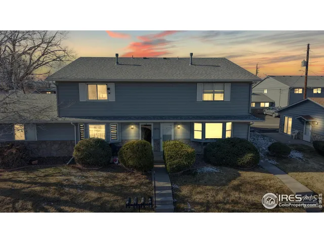 a black and white photo of a building