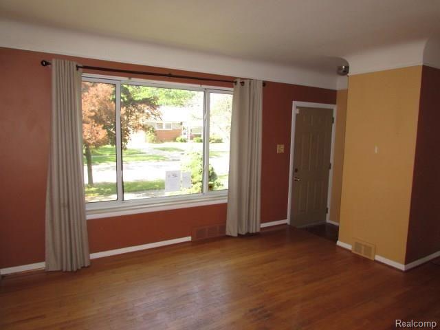 24924 Beck Avenue Eastpointe, MI 48021 - Photo 4 of 18 261-958747-living2.jpg