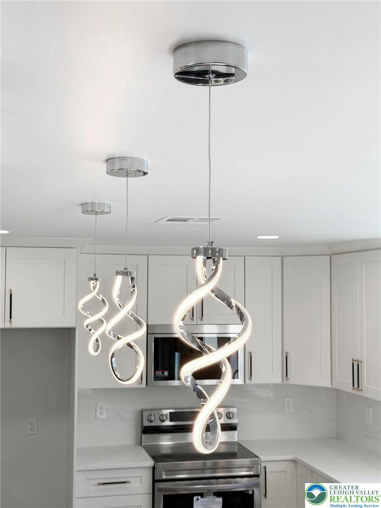 318 Marienstein Road Upper Black Eddy, PA 18972 - Photo 17 of 53 Pendant Lighting on Island