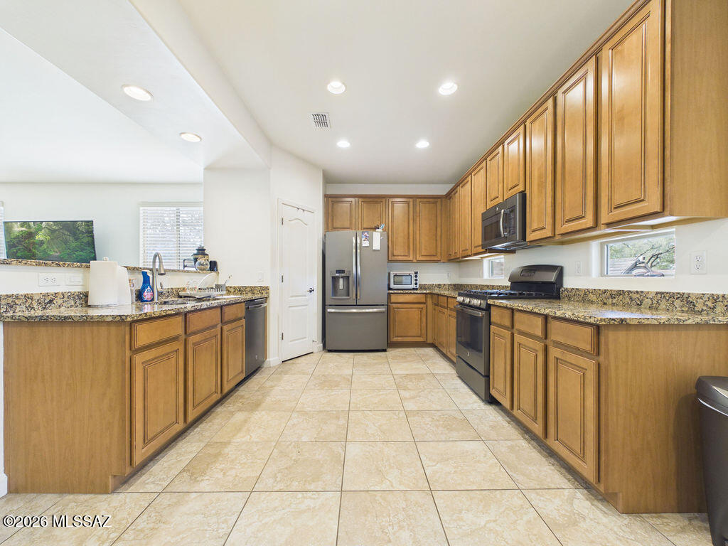 12911 North Shell Traders Court Oro Valley, AZ 85755 - Photo 8 of 32 CAM06457G6-PR0054-STILL011