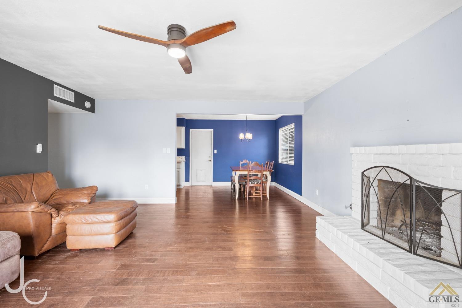 Undisclosed Address Bakersfield, CA 93308 - Photo 7 of 14 a living room with furniture