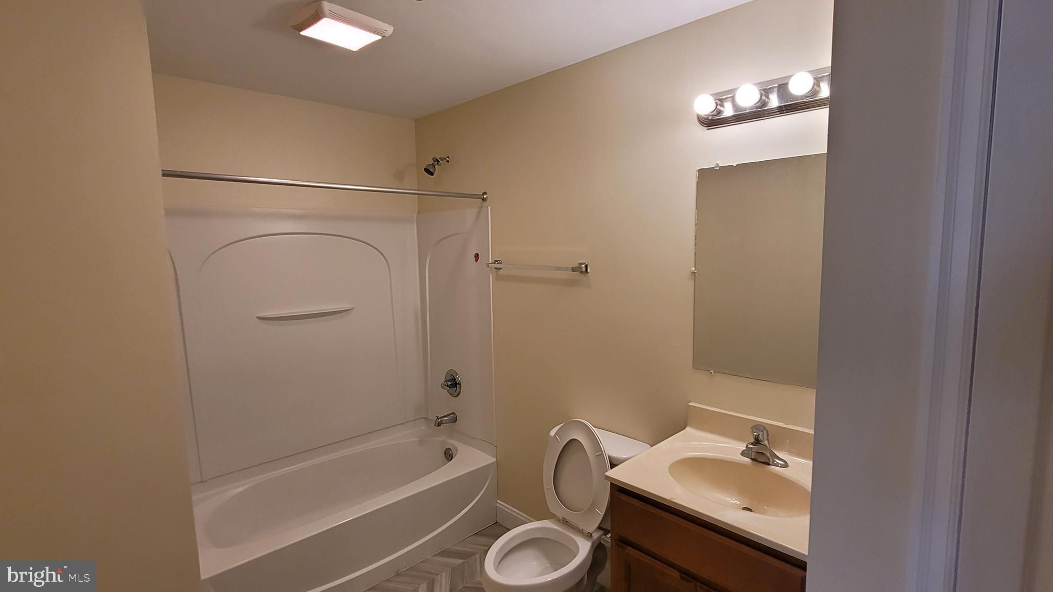 48 South 6th Street, Unit 2F Reading, PA 19602 - Photo 10 of 22 bathroom (1 of 2 full bathrooms)