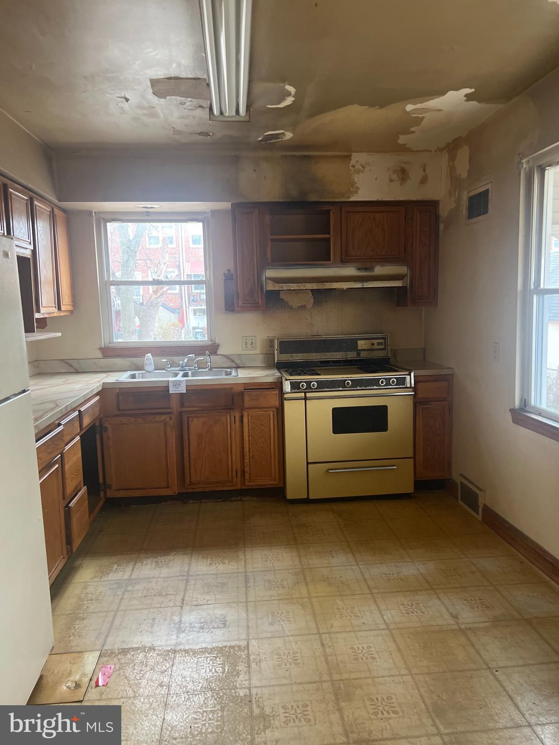 3 Clipper Road Essex, MD 21221 - Photo 4 of 7 KITCHEN