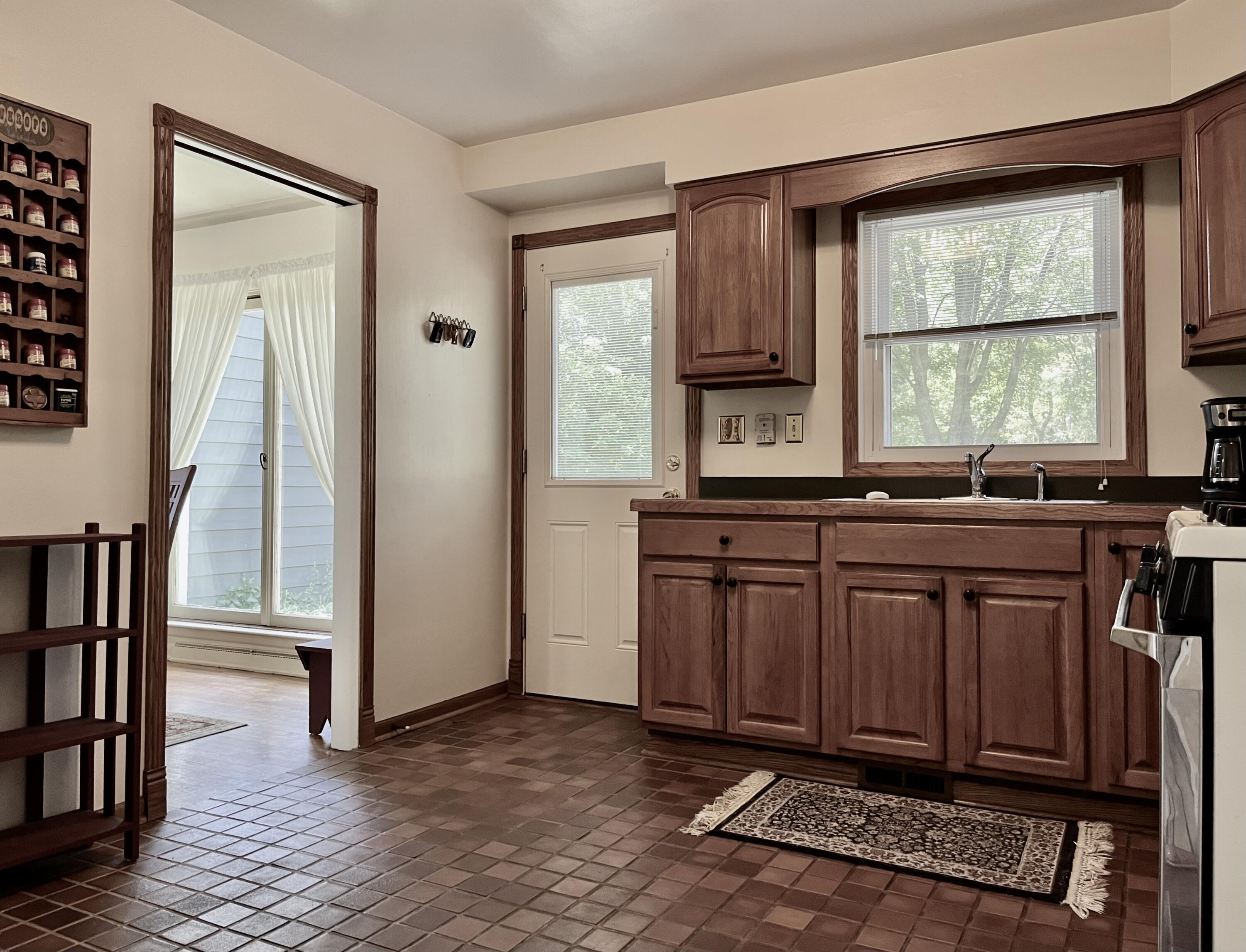 5722 Schafer Road Lansing, MI 48911 - Photo 4 of 19 Kitchen
