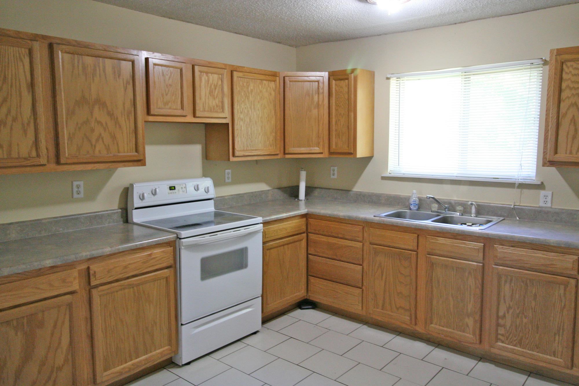 41 Patsy Lane Rossville, GA 30741 - Photo 5 of 17 kitchen-angle