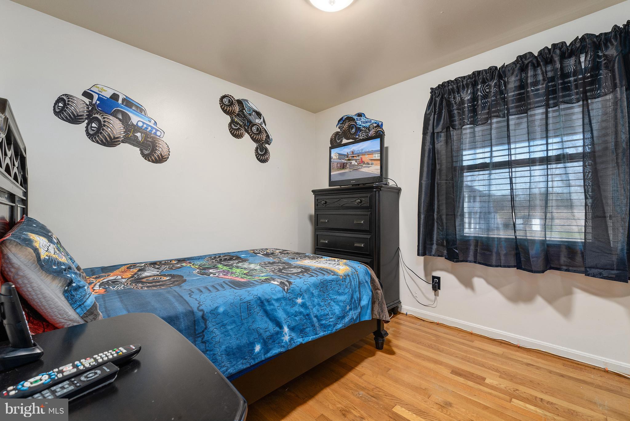 3405 Stonesboro Road Fort Washington, MD 20744 - Photo 22 of 33 a bedroom with a bed and a window