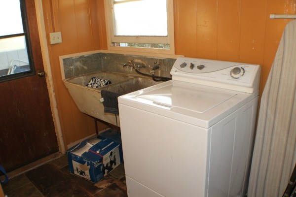 4959 La Road Kapaa, HI 96746 - Photo 7 of 15 a utility room with dryer and washer