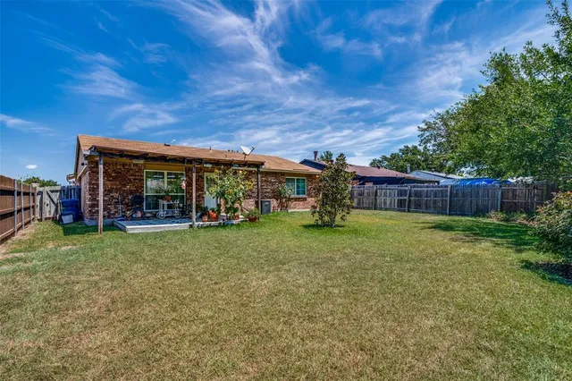 a view of a house with a backyard