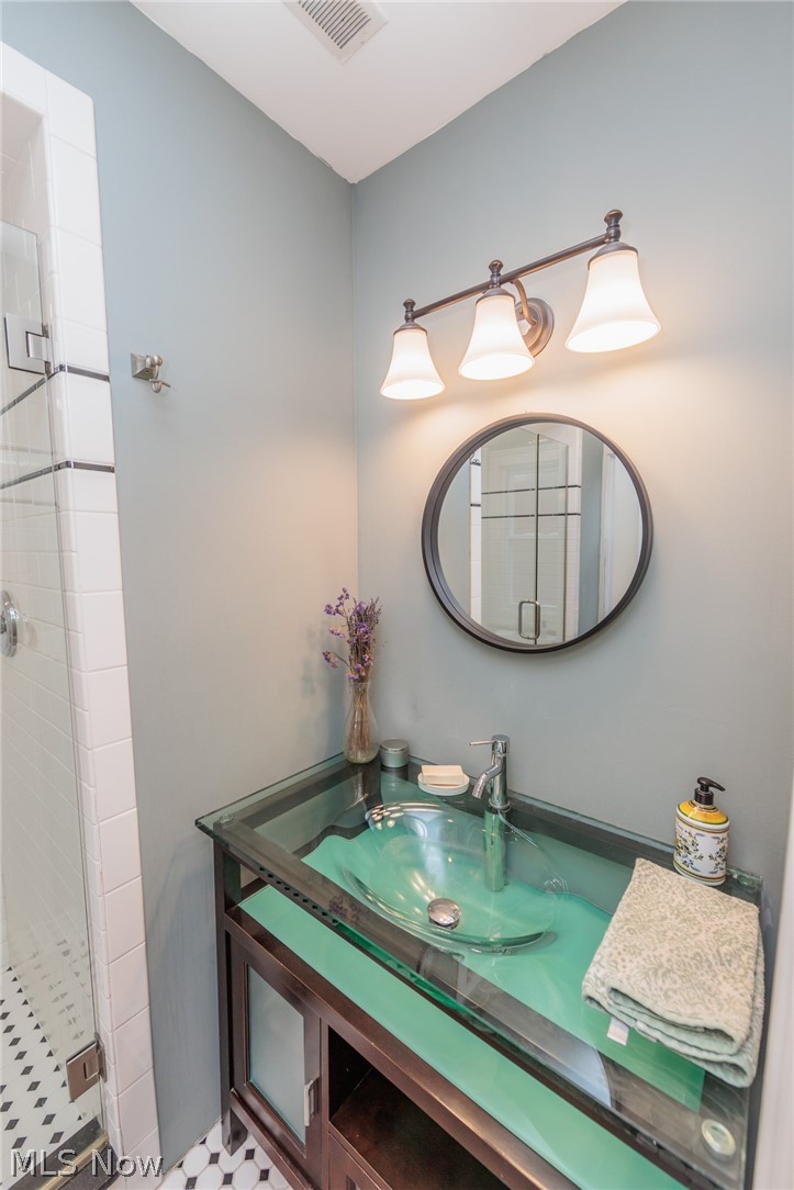 3044 Coleridge Road Cleveland, OH 44118 - Photo 15 of 37