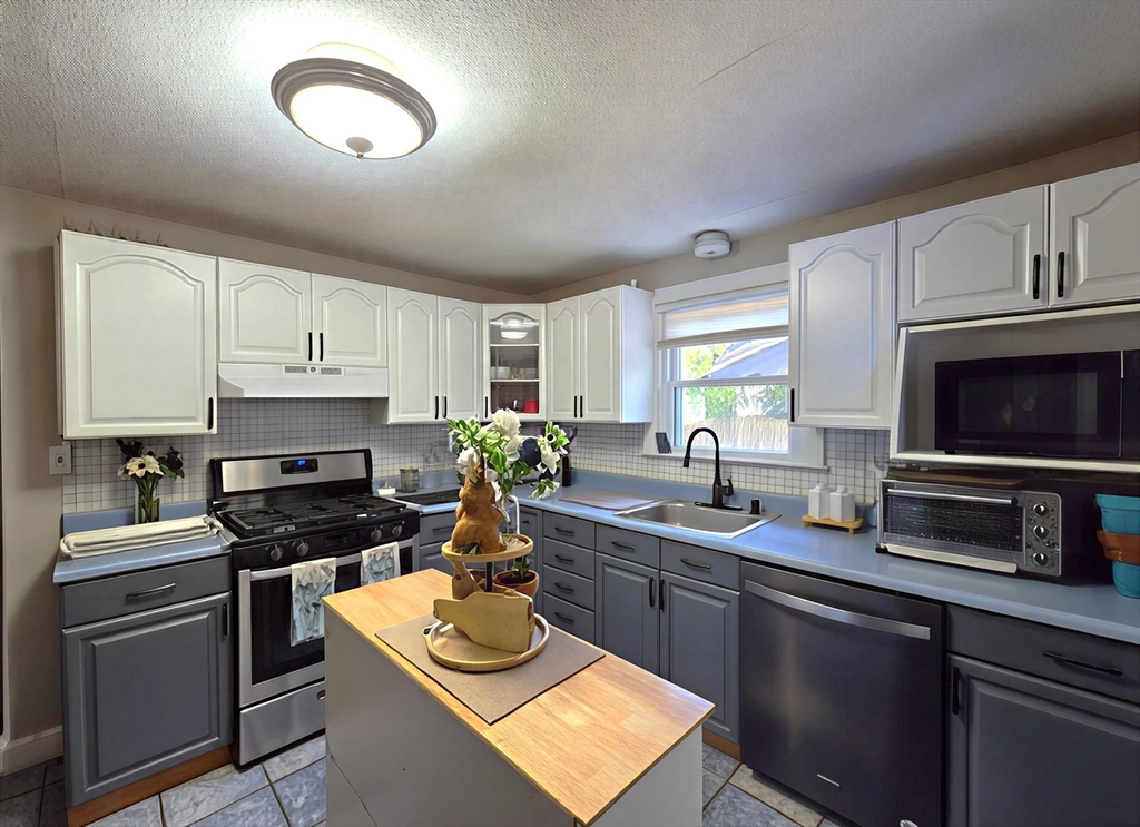 216 Plumtree Road Springfield, MA 01118 - Photo 7 of 22