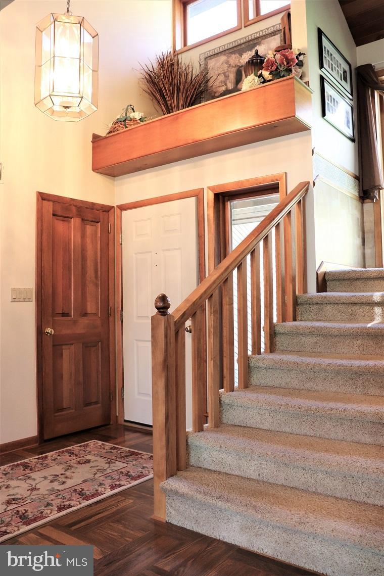2-Story Foyer w/Decorative Ledge