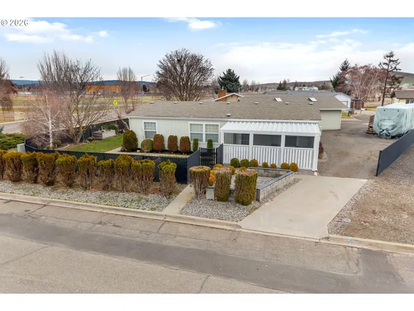 a view of a house with backyard