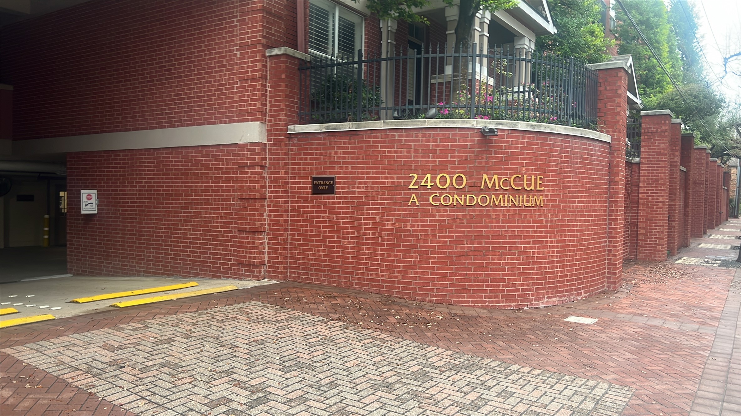 2400 McCue Road, Unit 262 Houston, TX 77056 - Photo 25 of 50 a view of a brick house