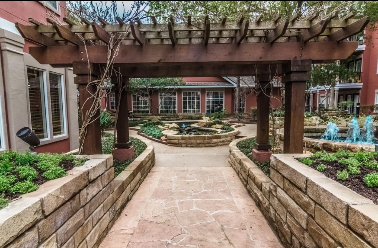 2400 McCue Road, Unit 262 Houston, TX 77056 - Photo 28 of 50 a view of a chairs and tables in the balcony