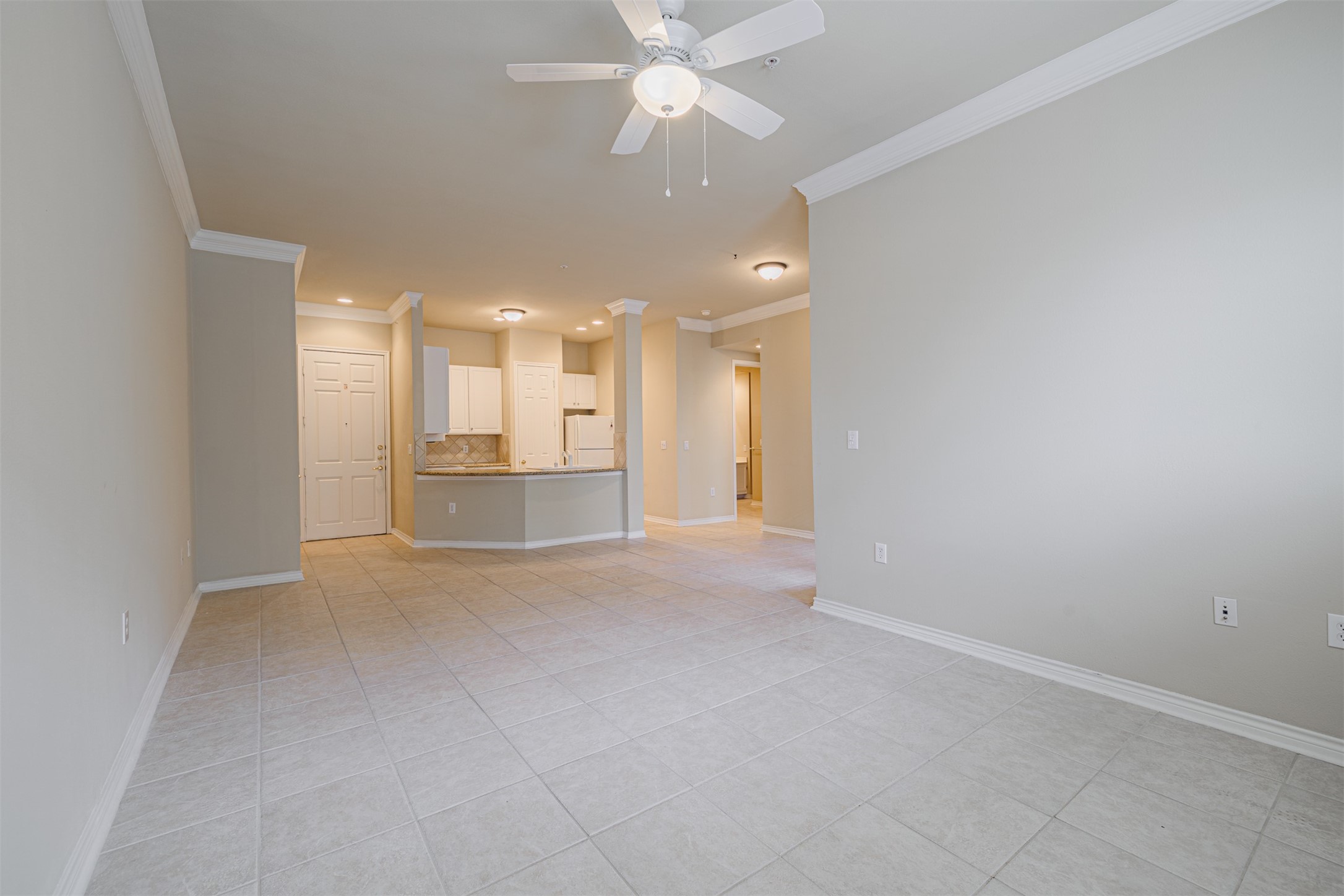 2400 McCue Road, Unit 262 Houston, TX 77056 - Photo 3 of 50 an empty room with a kitchen and a ceiling fan