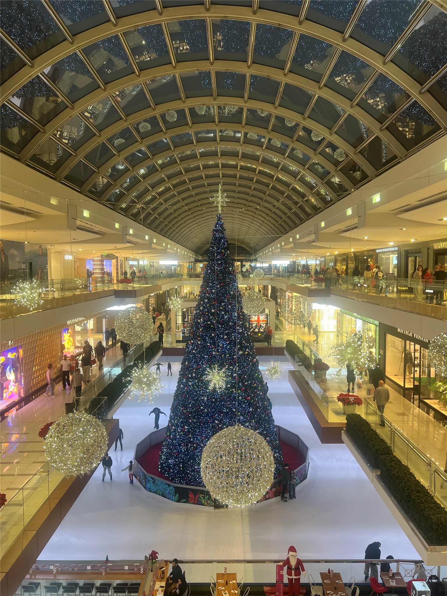 2400 McCue Road, Unit 262 Houston, TX 77056 - Photo 34 of 50 a room with lots of people