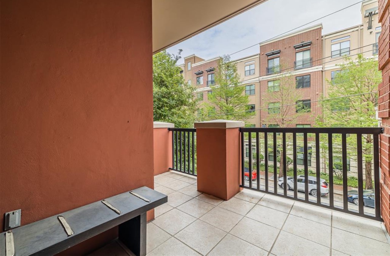 2400 McCue Road, Unit 262 Houston, TX 77056 - Photo 44 of 50 a view of a blue wall with two windows in the background