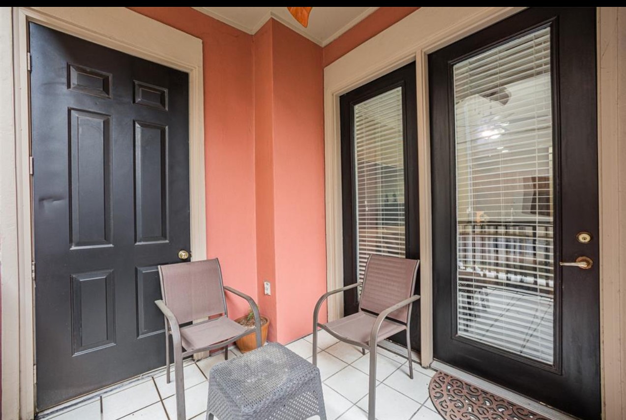 2400 McCue Road, Unit 262 Houston, TX 77056 - Photo 46 of 50 a view of a room that has a bed and chair