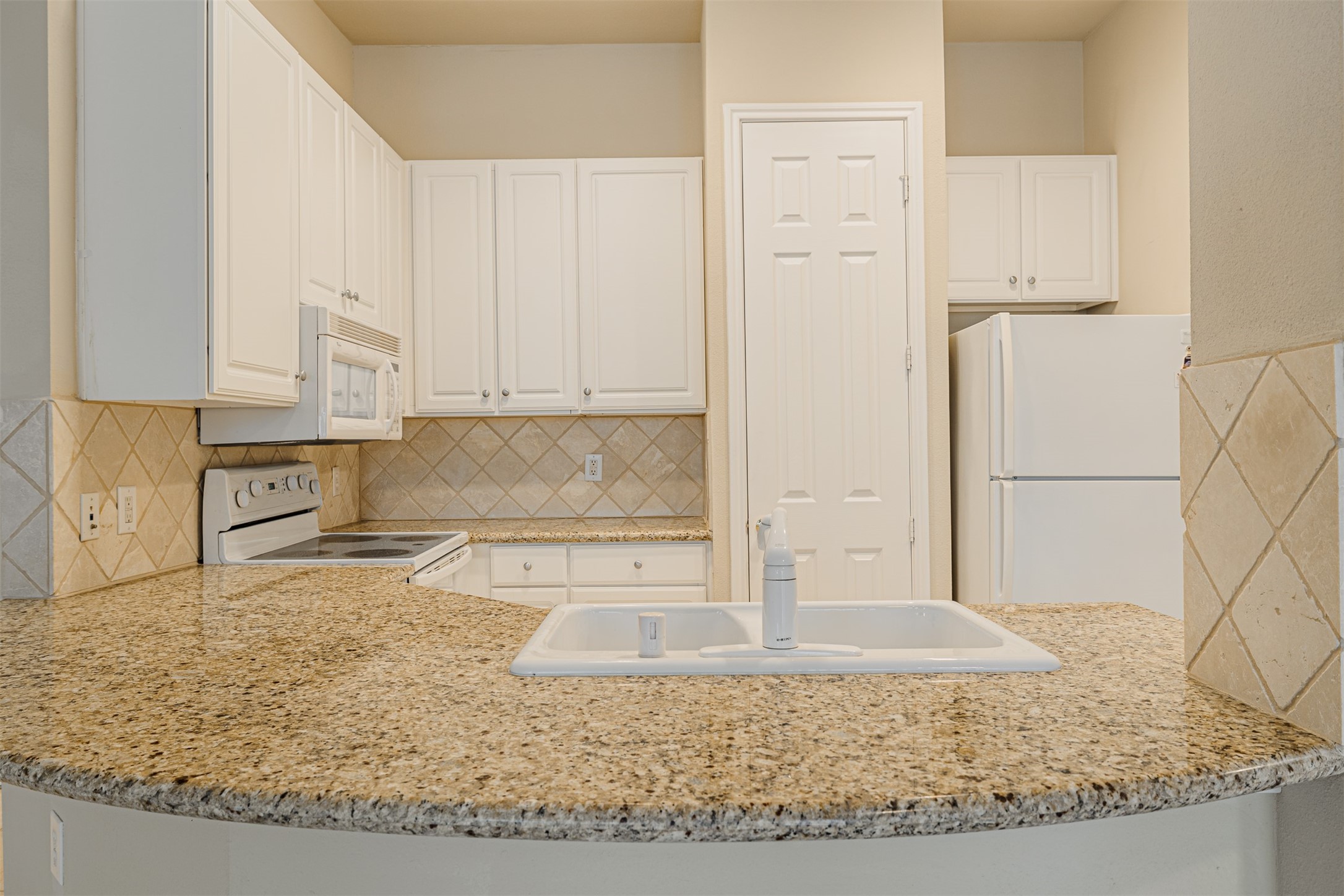 2400 McCue Road, Unit 262 Houston, TX 77056 - Photo 5 of 50 a view of a kitchen with white cabinets