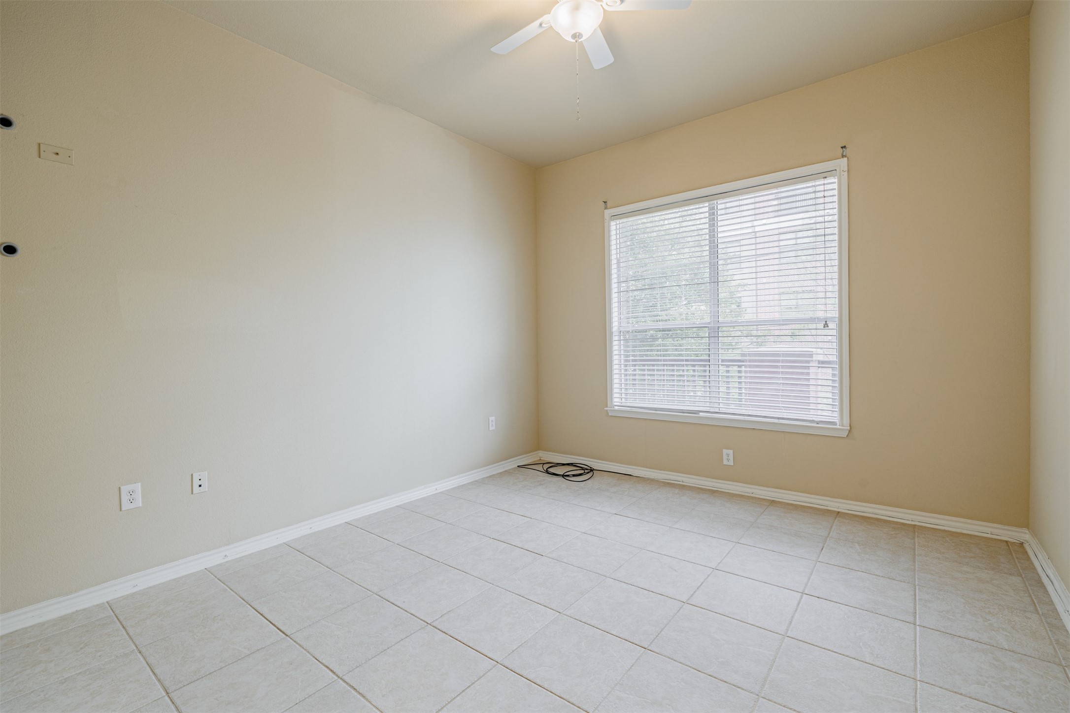 2400 McCue Road, Unit 262 Houston, TX 77056 - Photo 7 of 50 an empty room with a window
