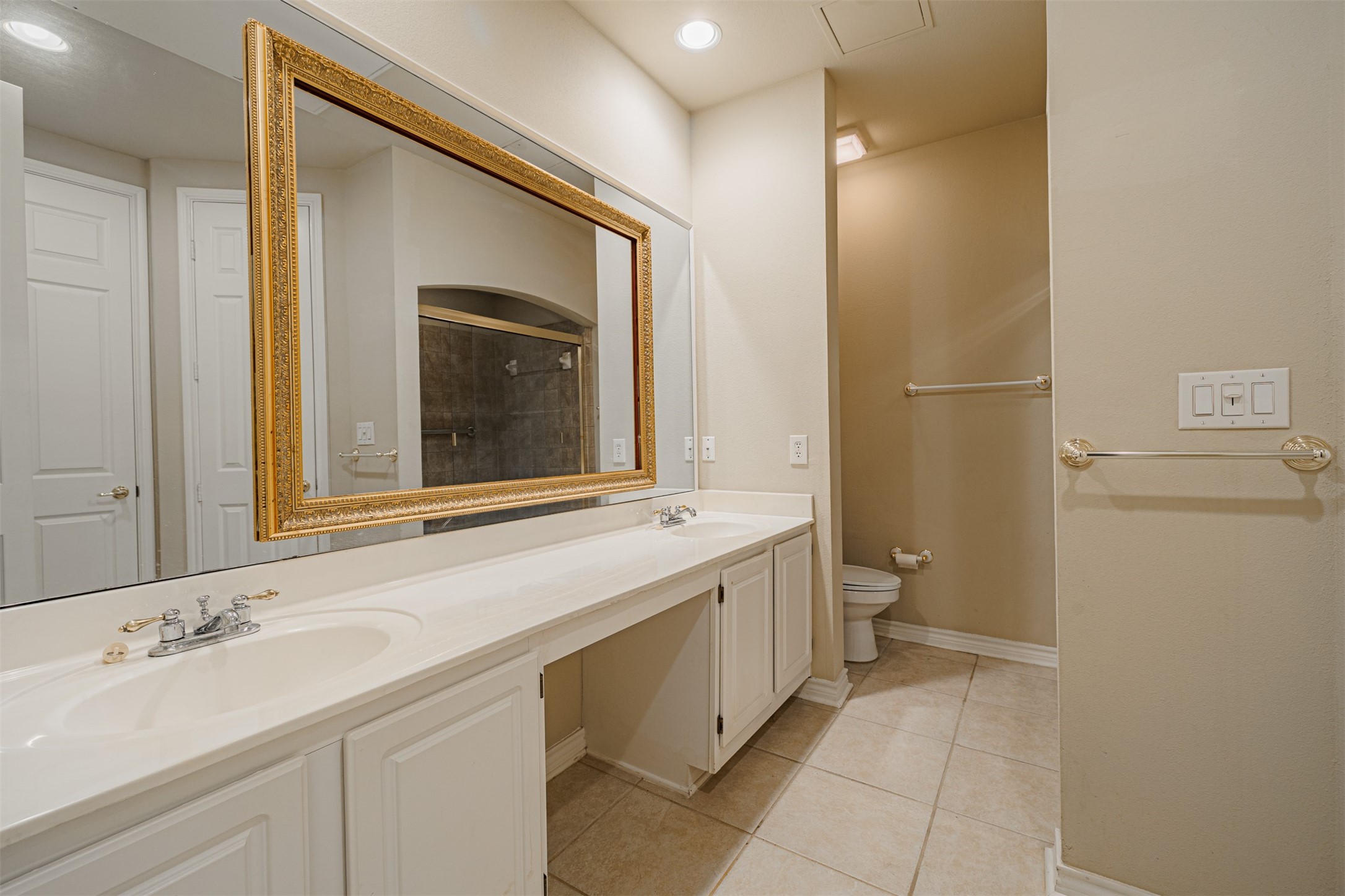 2400 McCue Road, Unit 262 Houston, TX 77056 - Photo 8 of 50 a bathroom with a sink and a toilet