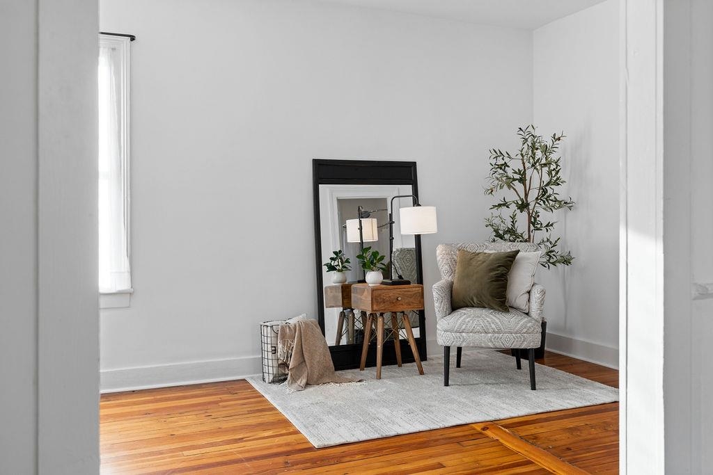 115 South Jefferson Street Staunton, VA 24401 - Photo 16 of 29 a living room with furniture and a potted plant