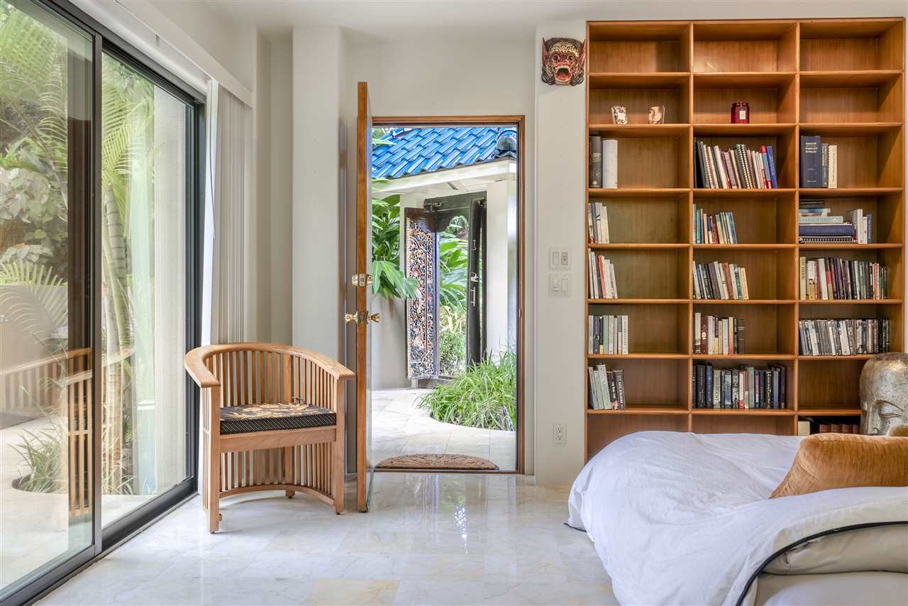 668 Huelo Road Haiku, HI 96708 - Photo 17 of 28 a living room with a couch and a book shelf