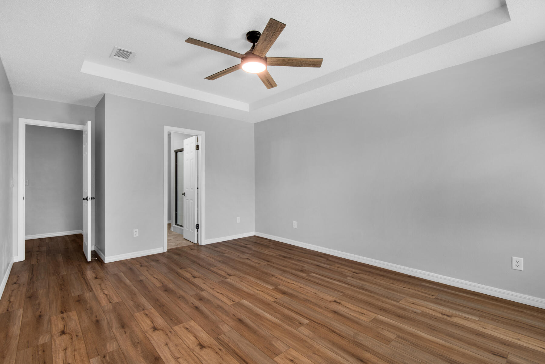 4022 13th Street Niceville, FL 32578 - Photo 25 of 37 an empty room with wooden floor and a ceiling fan