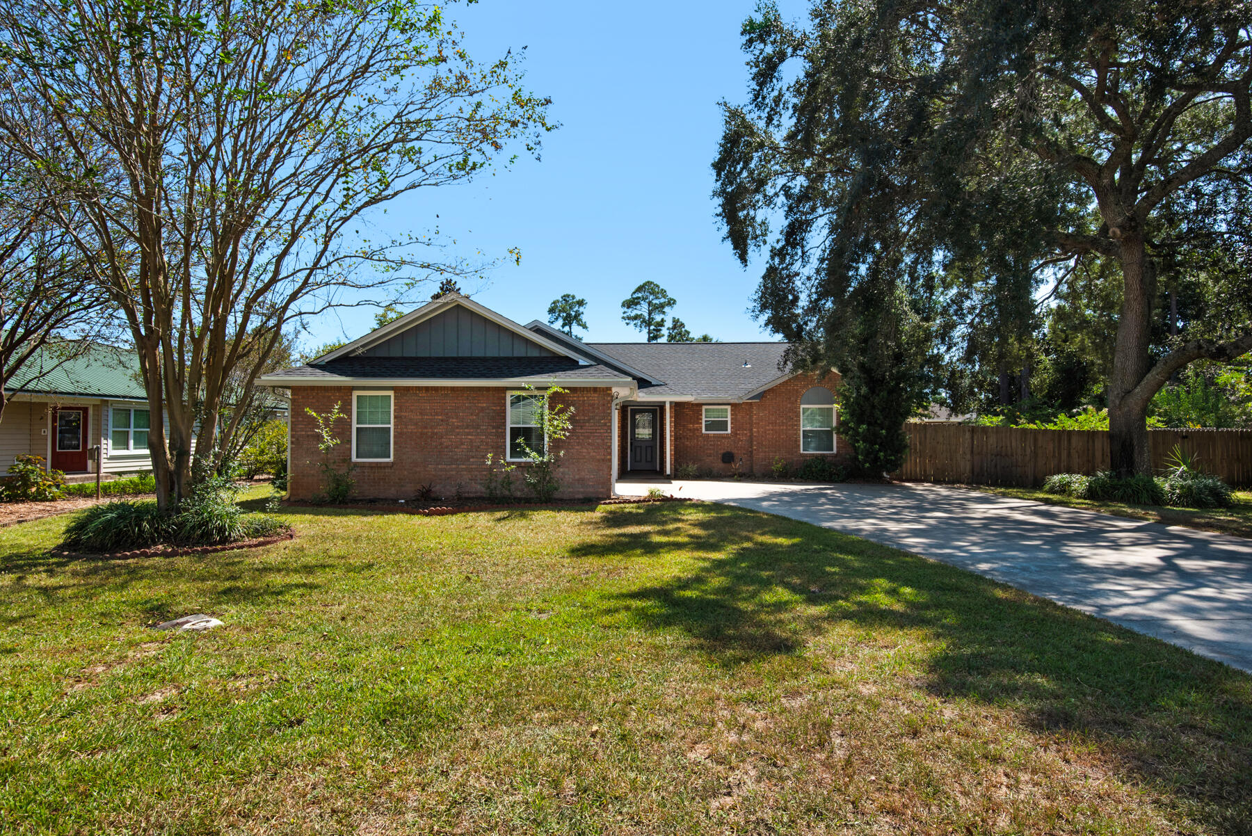 4022 13th Street Niceville, FL 32578 - Photo 37 of 37 a front view of a house with a garden