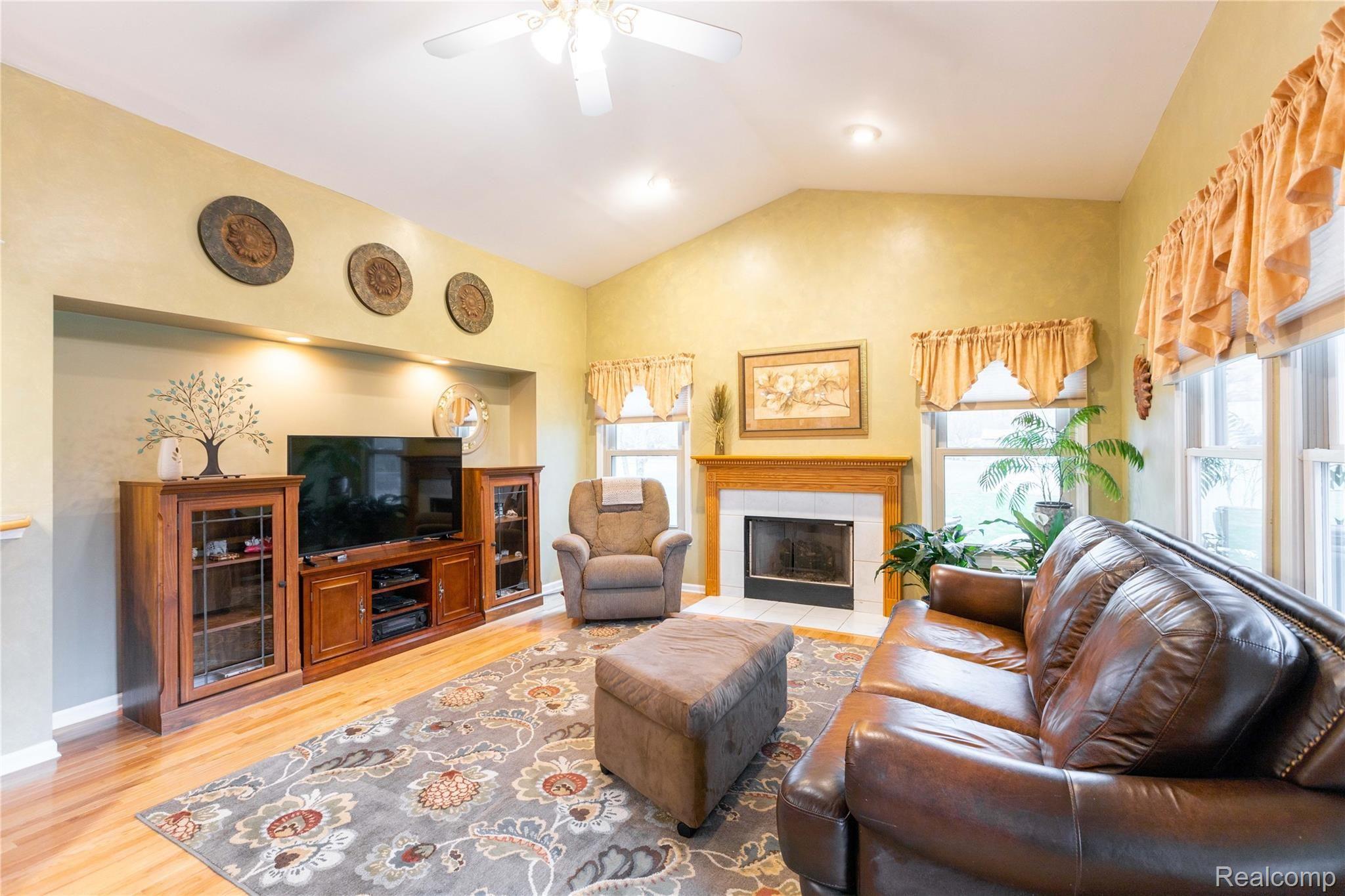 32300 West 10 Mile Road Farmington, MI 48336 - Photo 8 of 33 32300 W 10 Mile Rd, Farmington (8 of 33).jpg