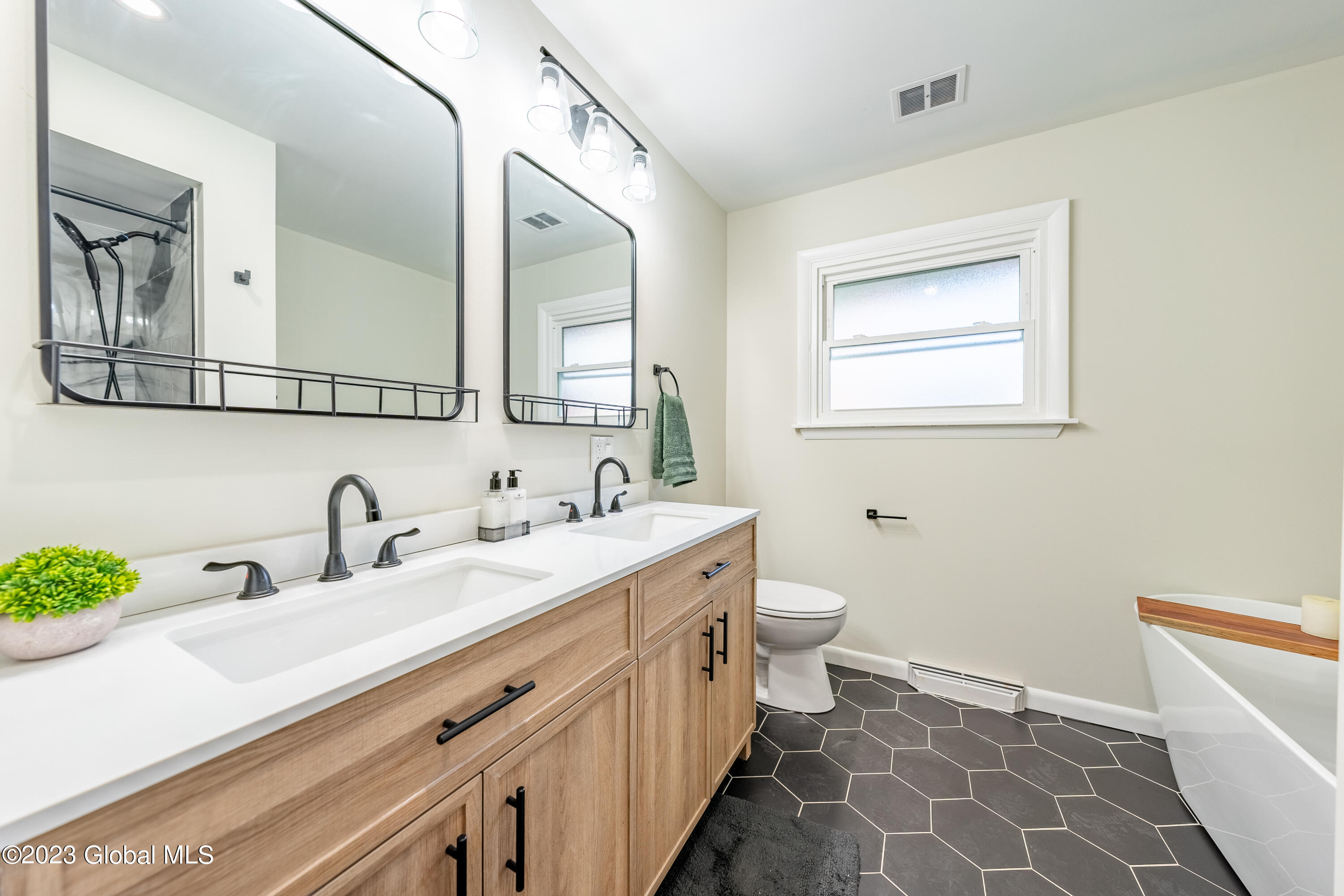 848 Londonderry Road Schenectady, NY 12309 - Photo 18 of 29 CE037734-B9B5-4005-9B8F-CD512BDDF1C8