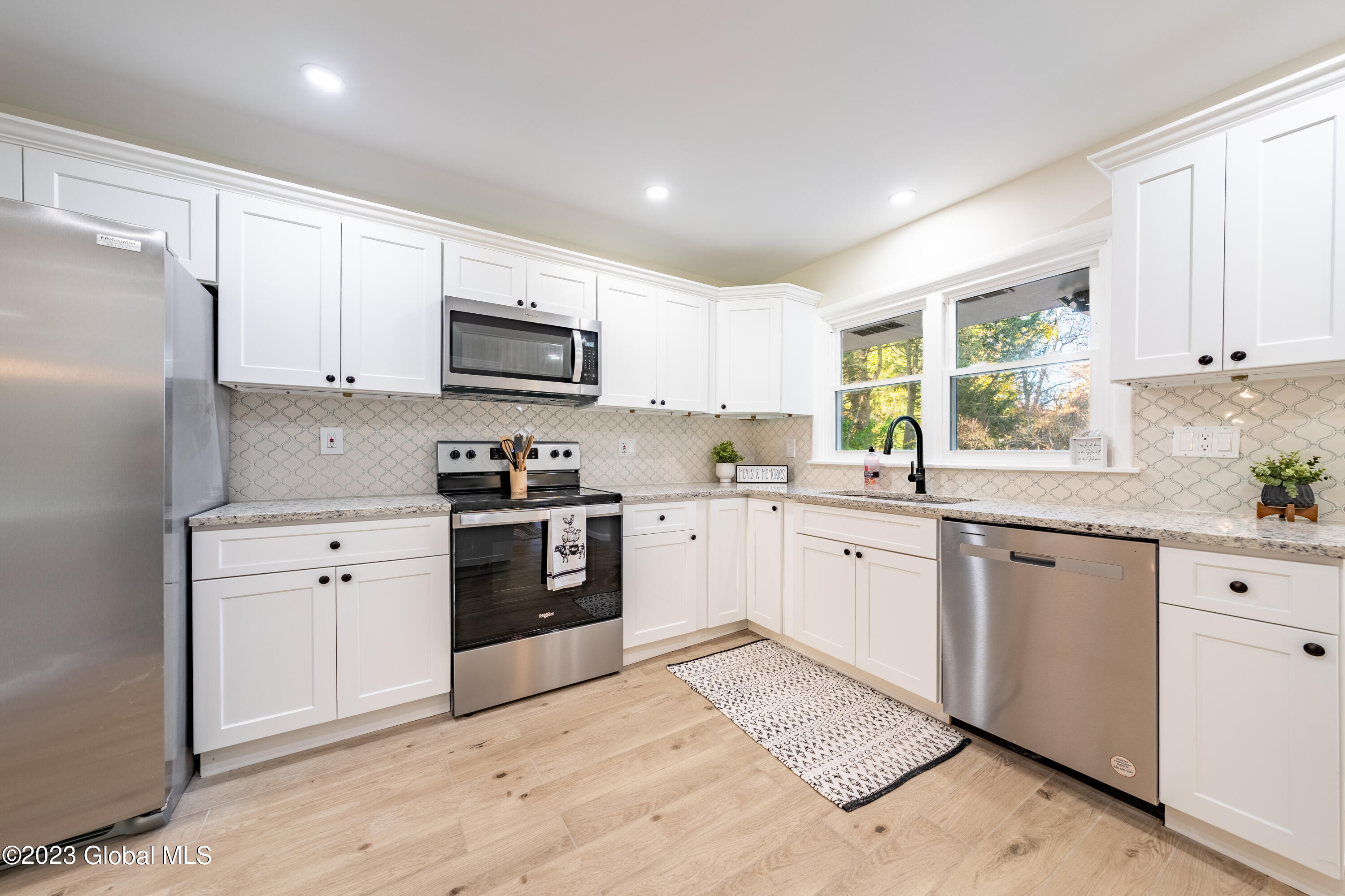 848 Londonderry Road Schenectady, NY 12309 - Photo 10 of 29 EF19EDDD-8C05-42E4-9525-534784692459