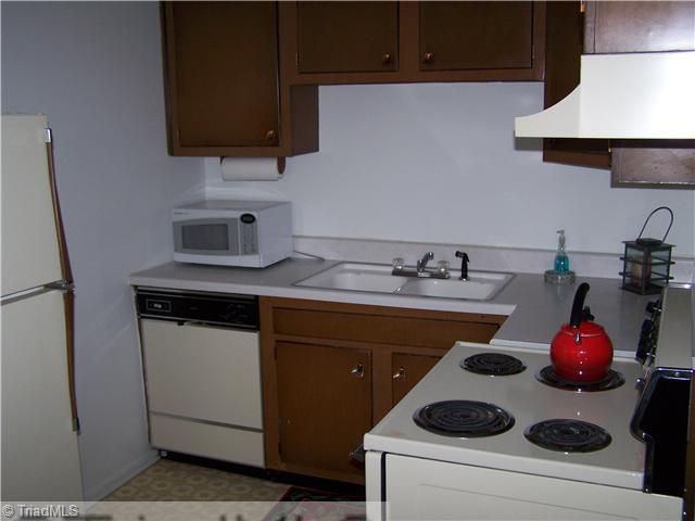 3816 Country Club Road, Unit L Winston-Salem, NC 27104 - Photo 3 of 7 Kitchen. Kitchen and Dining Combo