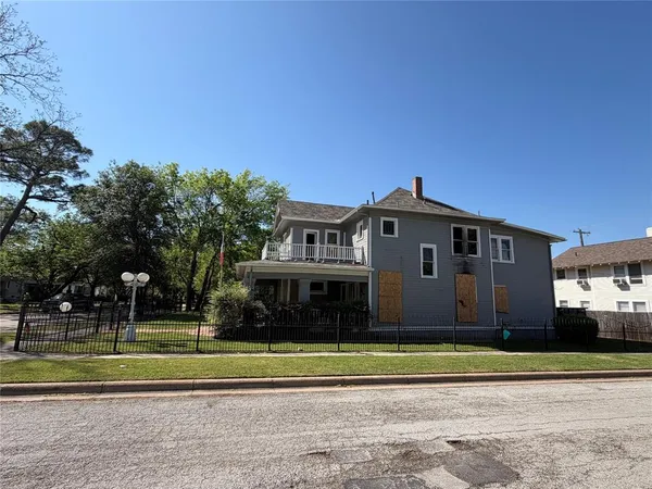 $299,000 | 1800 Hurley Avenue, Fort Worth, TX 76110