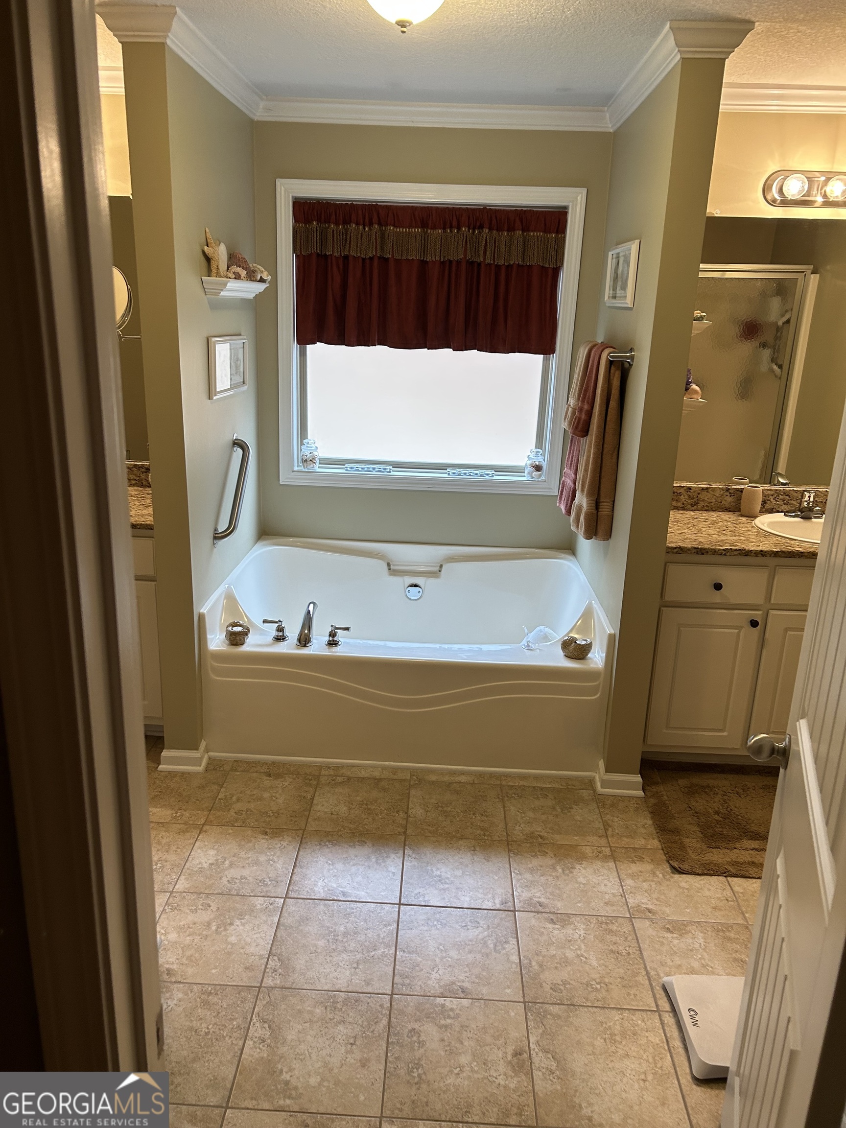 950 John Lovelace Road LaGrange, GA 30241 - Photo 28 of 47 a bathroom with a tub a sink and a mirror