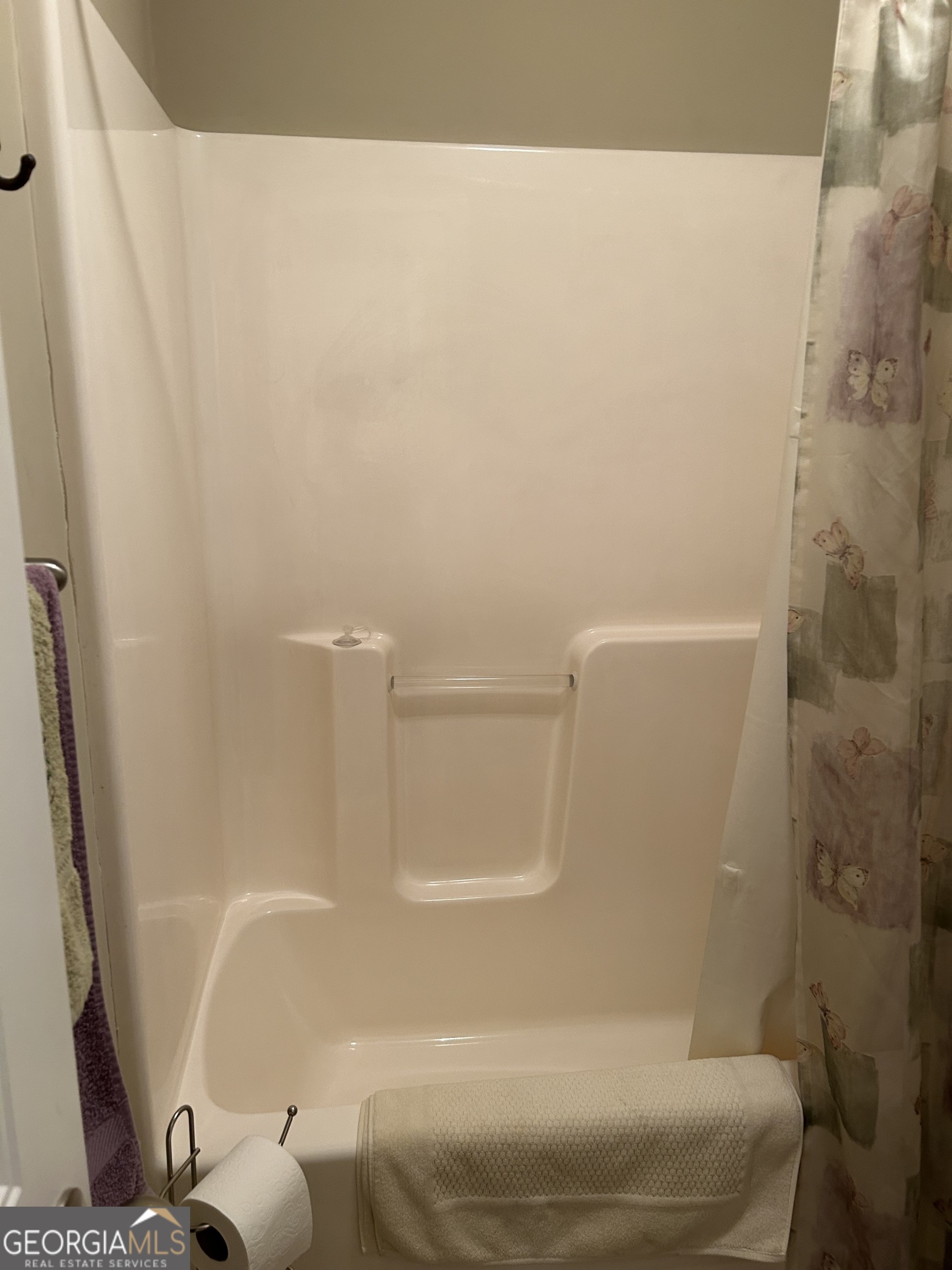 950 John Lovelace Road LaGrange, GA 30241 - Photo 30 of 47 a bathroom with a bathtub and a toilet