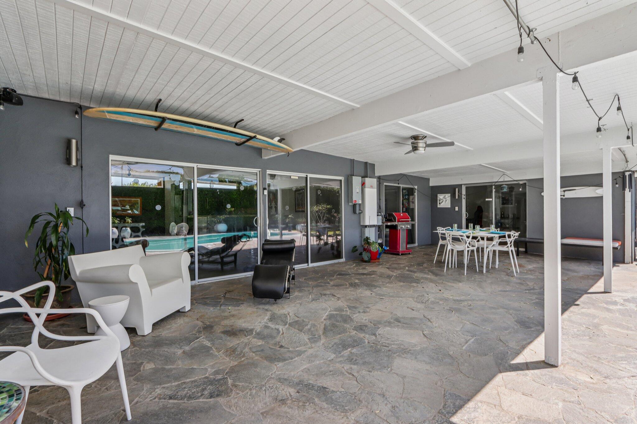 1815 West Nicola Road Palm Springs, CA 92262 - Photo 27 of 30 a view of a patio with table and chairs and potted plants